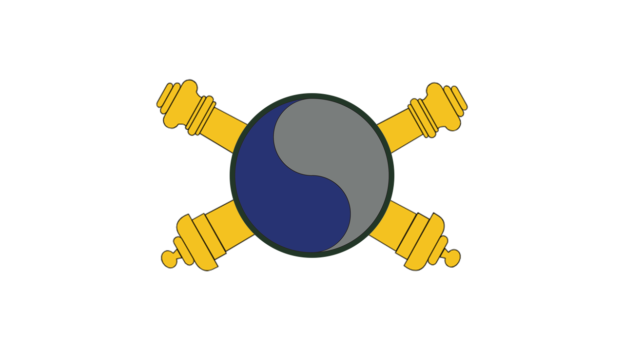 29th Infantry Division blue-and-gray insignia with crossed Field Artillery cannons